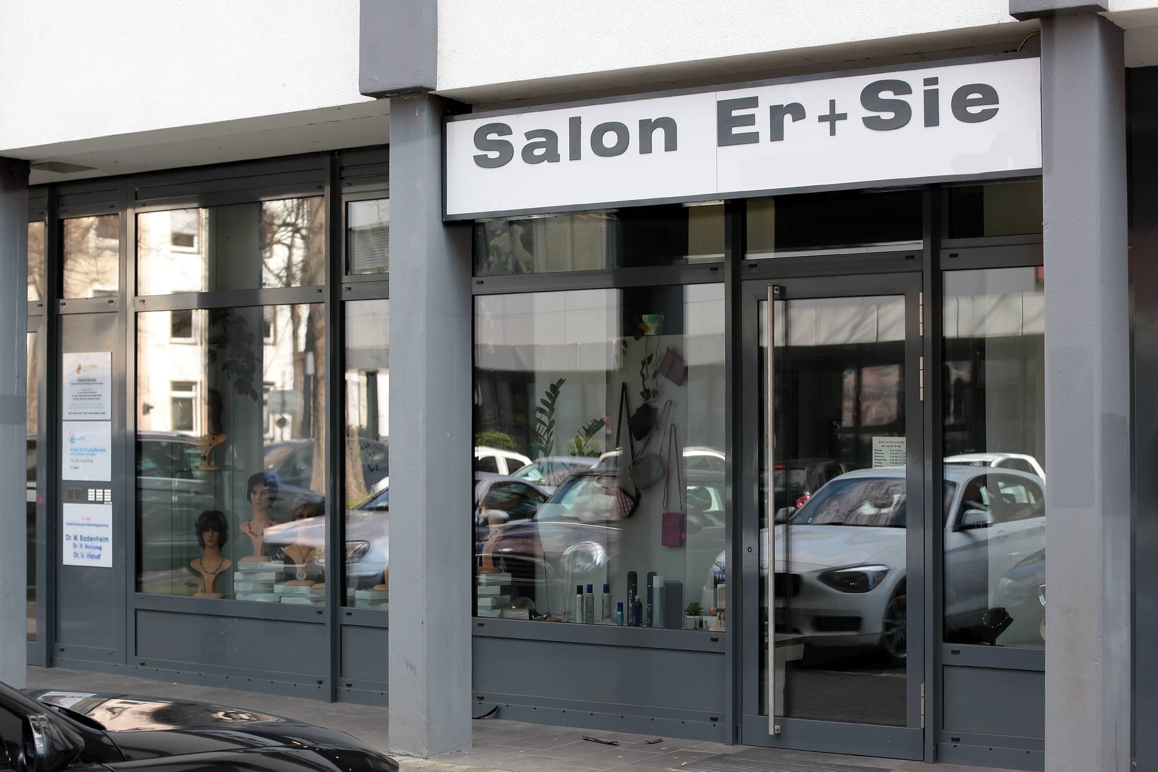 Diana - Inhaberin des Zweithaar Studios